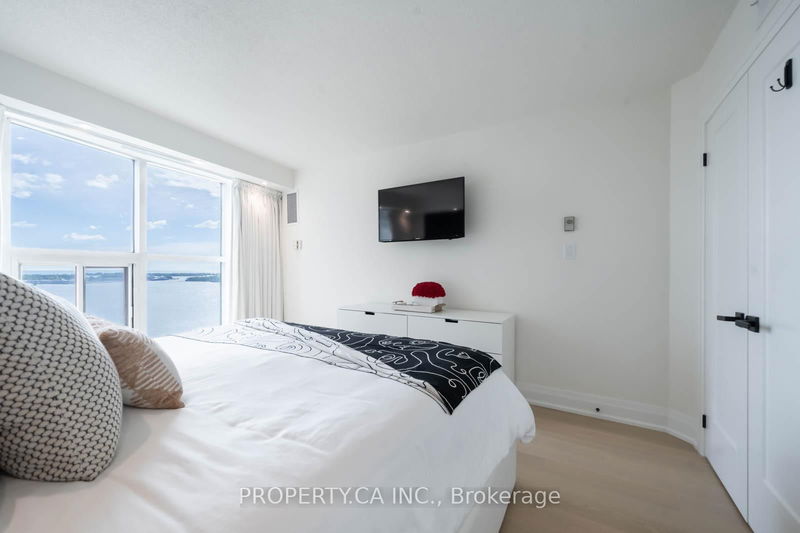  2707 - 99 Harbour Sq  Toronto, M5J 2H2 | Image 19