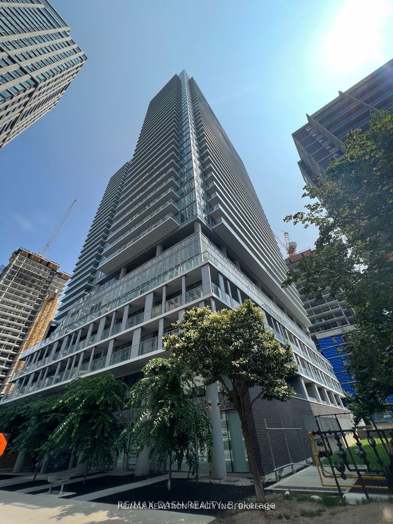 home for lease on 1110-195 Redpath Avenue