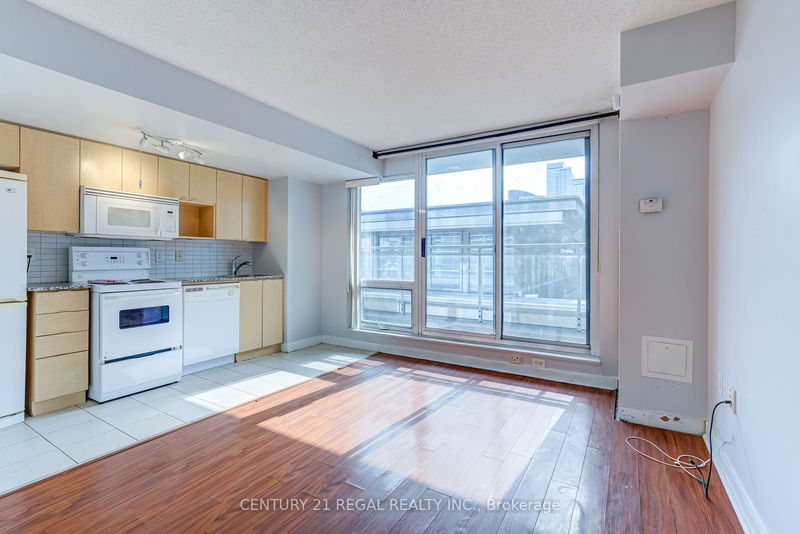  216 - 11 Brunel Crt  Toronto, M5V 3Y3 | Image 6