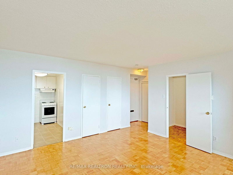 home for lease on 900-525 Eglinton Avenue E