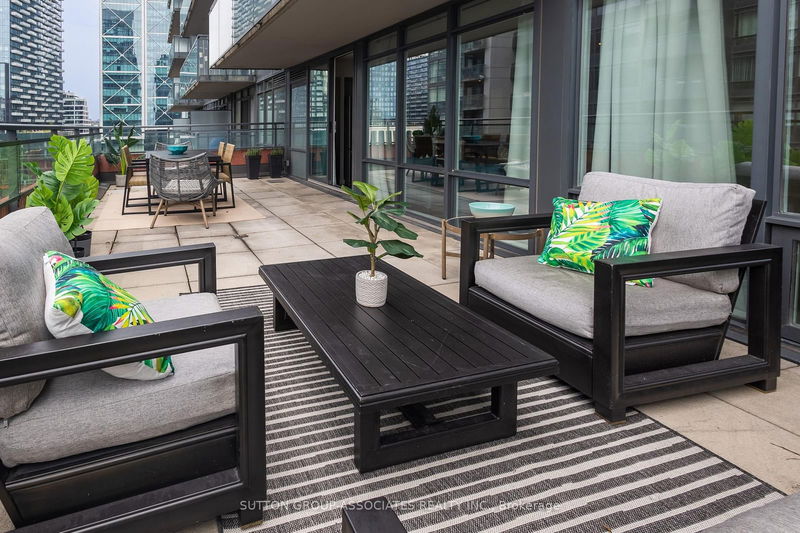 home for sale on 1522-4K Spadina Avenue