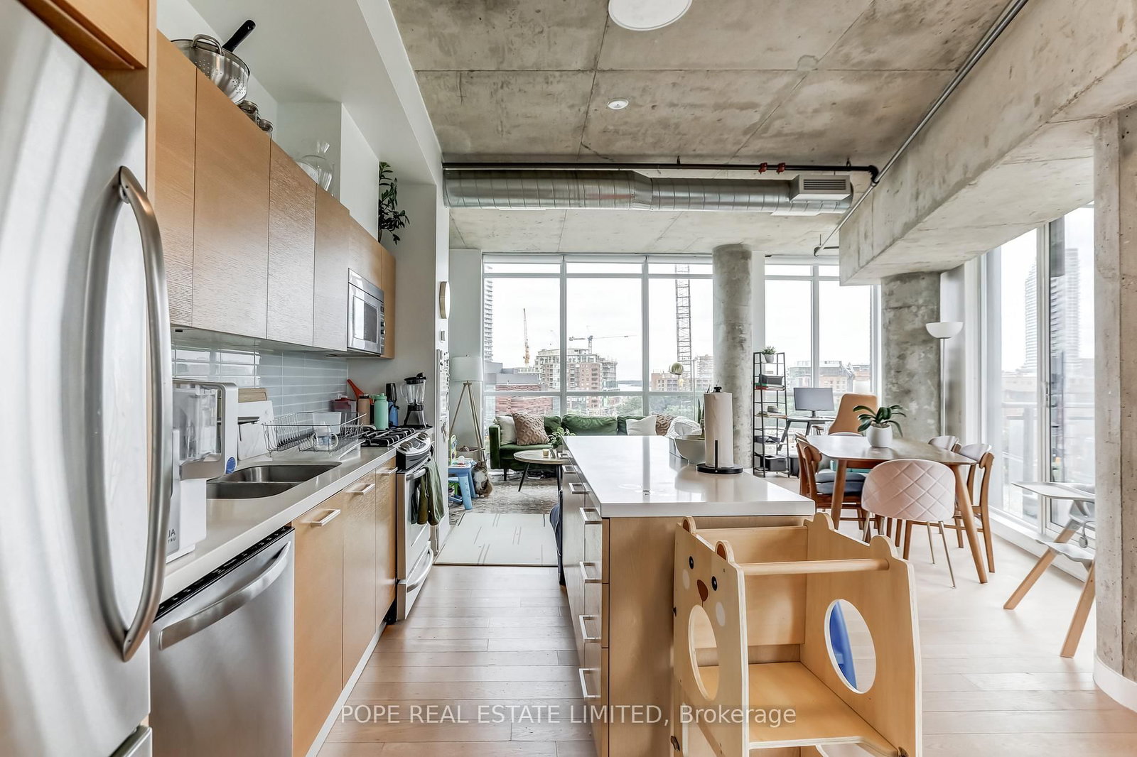 Listing Image 4