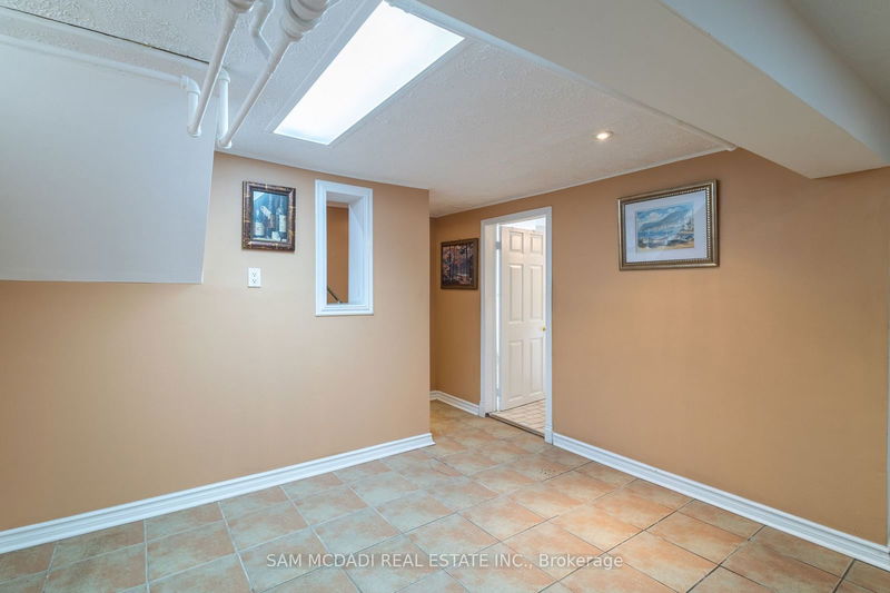 25 Sylvan Ave  Toronto, M6H 1G2 | Image 21