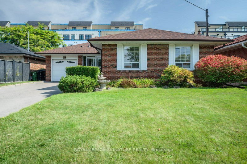 25 Wigmore Dr  Toronto, M4A 2E4 | Image 1