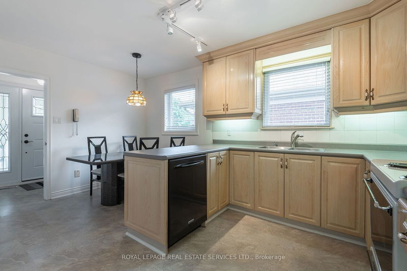 173 Betty Ann Dr  Toronto, M2N 1X5 | Image 10