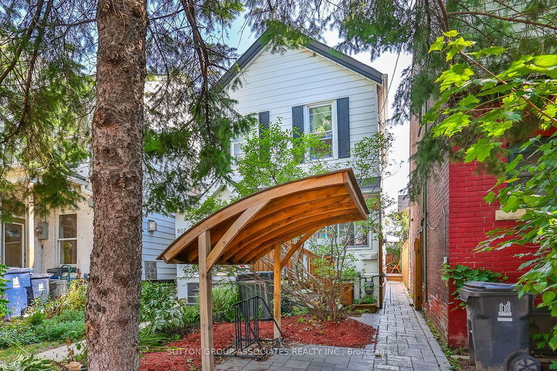 home for lease on 905 Palmerston Avenue