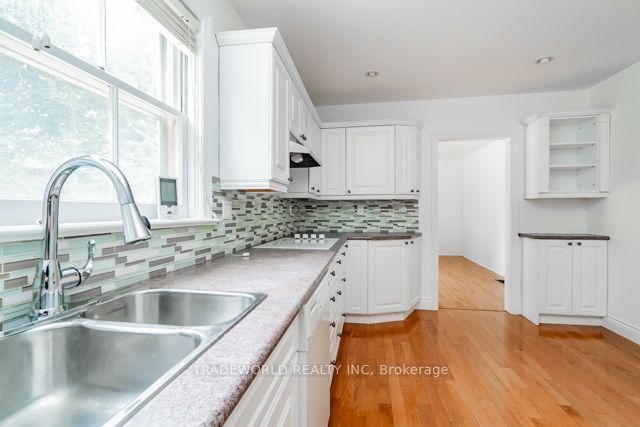 133 Bannatyne Dr  Toronto, M2L 2P5 | Image 13