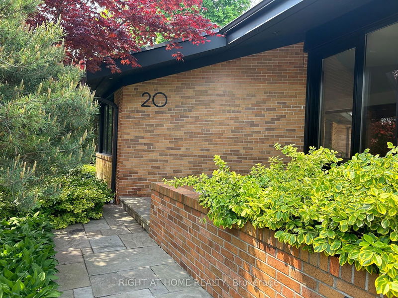 20 Lower LInks Rd  Toronto, M2P 1H6 | Image 2