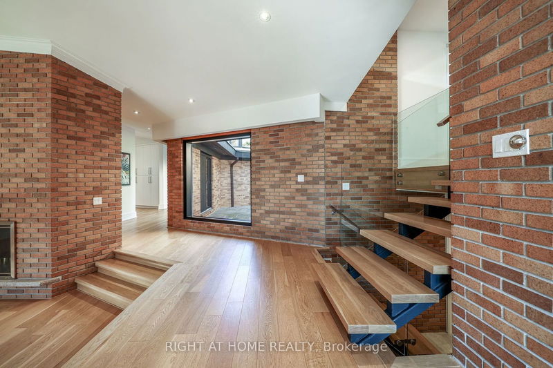 20 Lower LInks Rd  Toronto, M2P 1H6 | Image 4