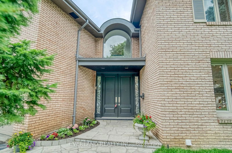 8 Elliotwood Crt  Toronto, M2L 2P9 | Image 2