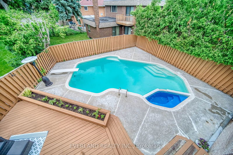 8 Elliotwood Crt  Toronto, M2L 2P9 | Image 31