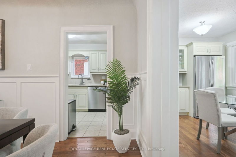 232 Fairlawn Ave  Toronto, M5M 1T1 | Image 11