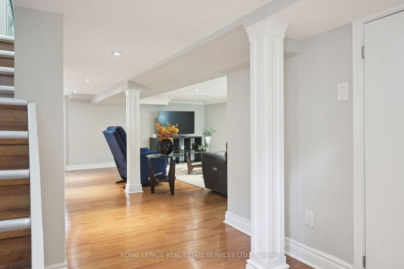 232 Fairlawn Ave  Toronto, M5M 1T1 | Image 24