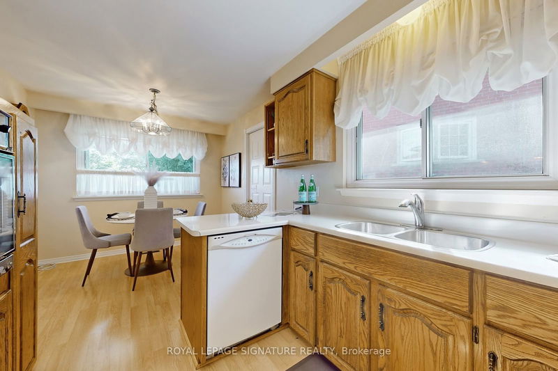 46 Sandbourne Cres  Toronto, M2J 3A6 | Image 12