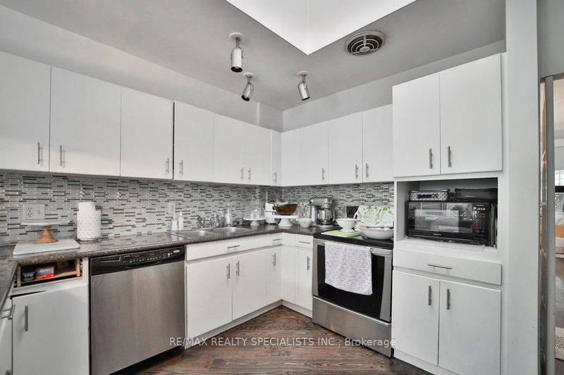 494 Summerhill Ave  Toronto, M4W 2E5 | Image 9