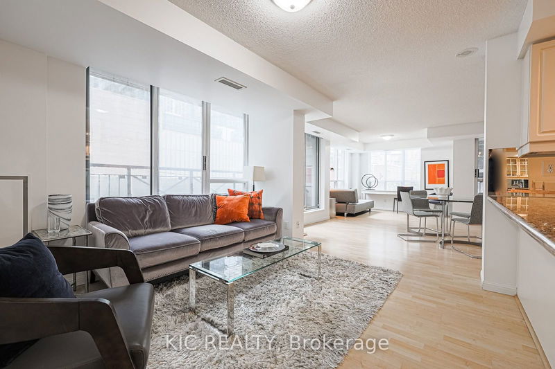  215 - 140 SIMCOE St  Toronto, L1G 4S7 | Image 2