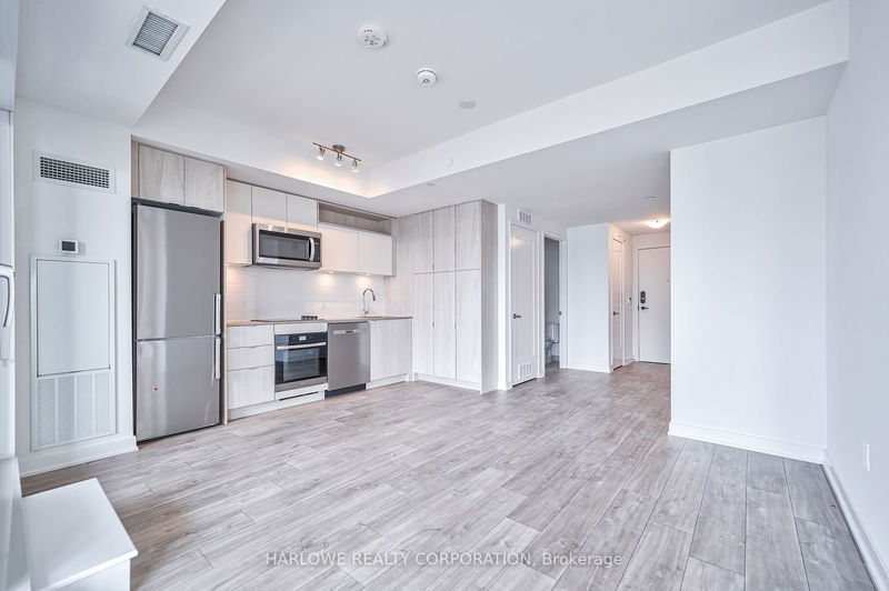 home for lease on 2427 W-135 Lower Sherbourne Street