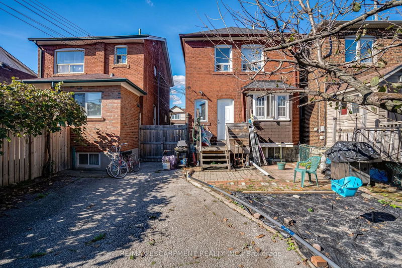 95 Rogers Rd  Toronto, M6E 1P4 | Image 35