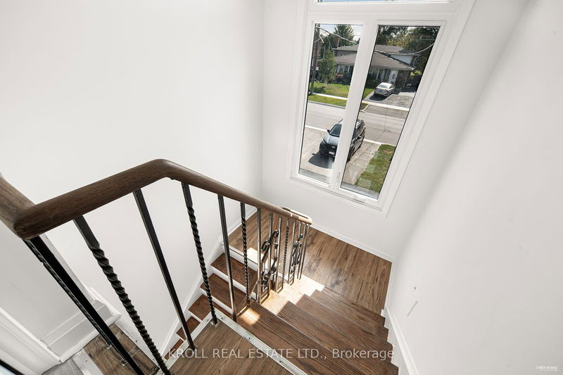 44 Wyndcliff Cres  Toronto, M4A 2K1 | Image 18