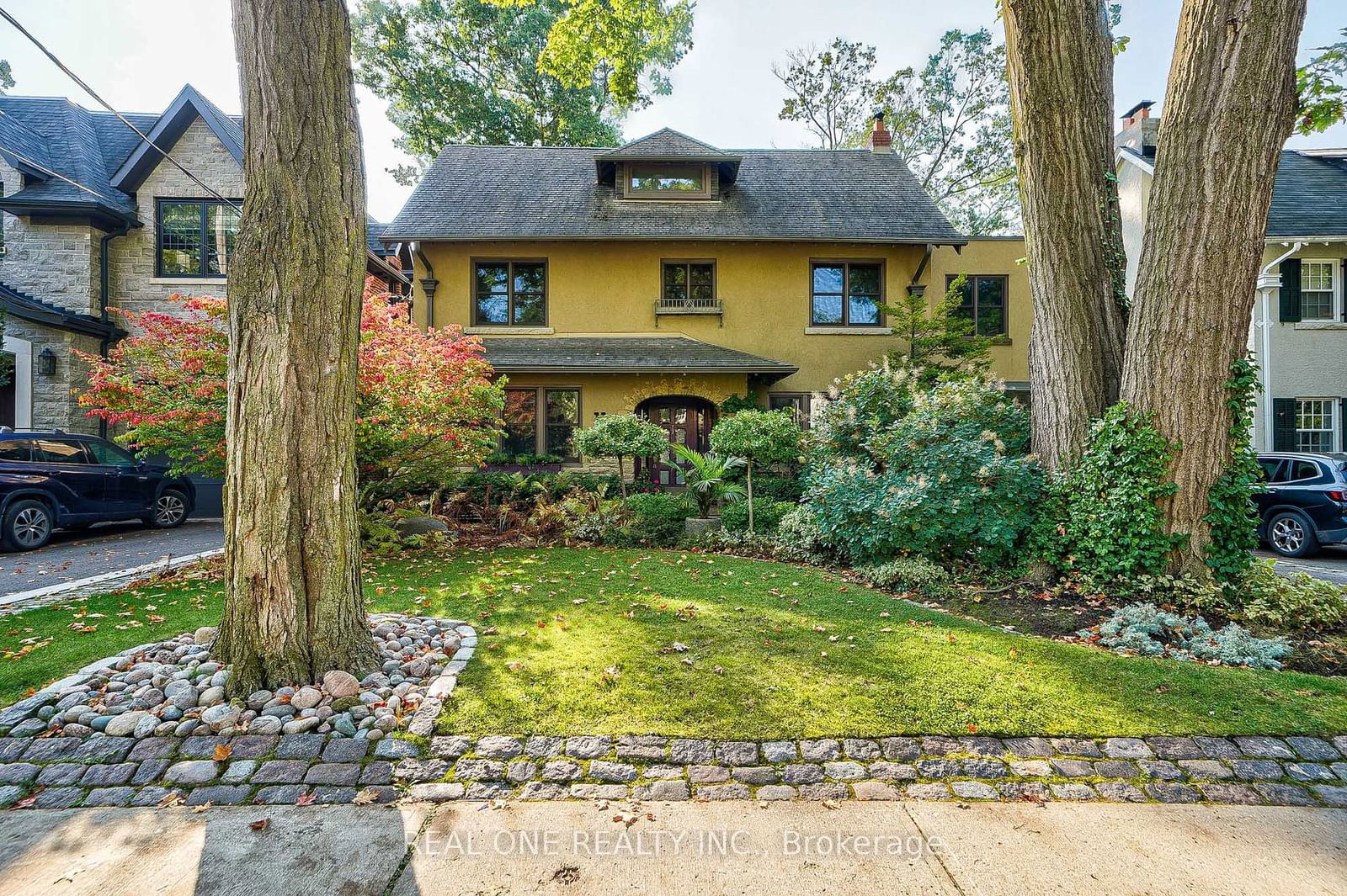 Building in 11 Garfield Avenue