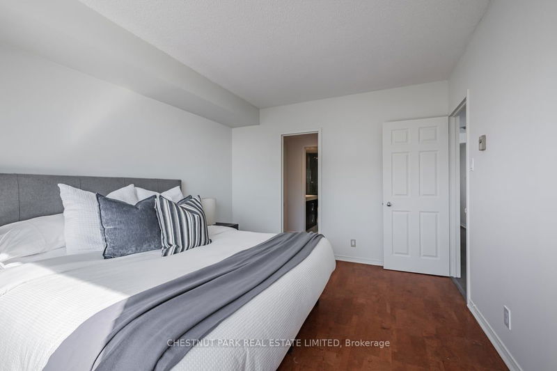  1008 - 99 Harbour Sq  Toronto, M5J 2H2 | Image 12