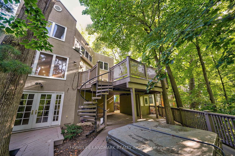 30 Bennington Heights Dr  Toronto, M4G 1A6 | Image 37