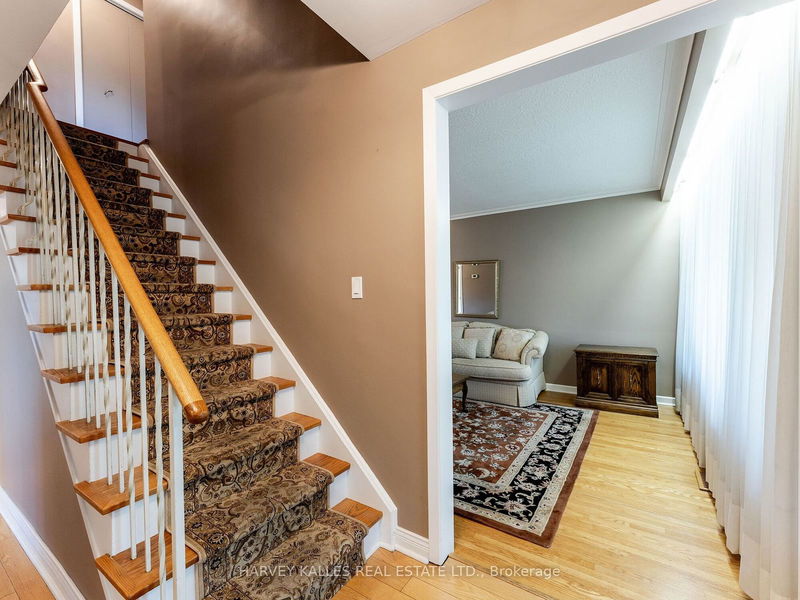 1 Baroness Cres  Toronto, M2J 3K4 | Image 5