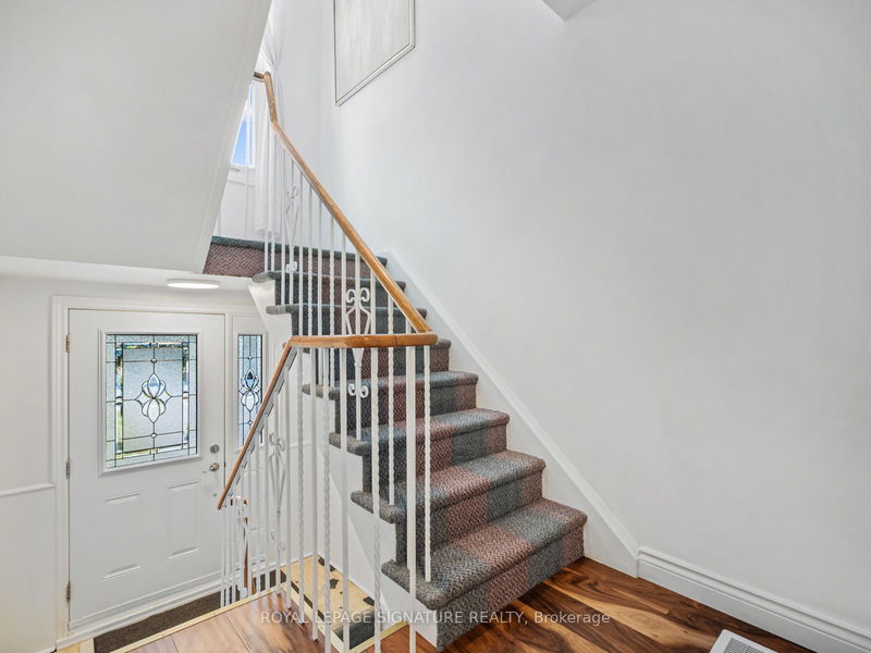 32 Daleside Cres  Toronto, M4A 2H6 | Image 16