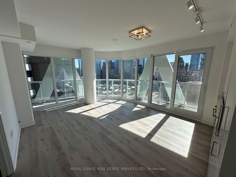 home for lease on 1814-230 Simcoe Street