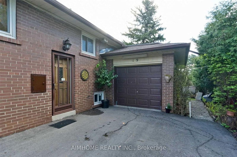home for lease on Upper-19 Lochinvar Crescent