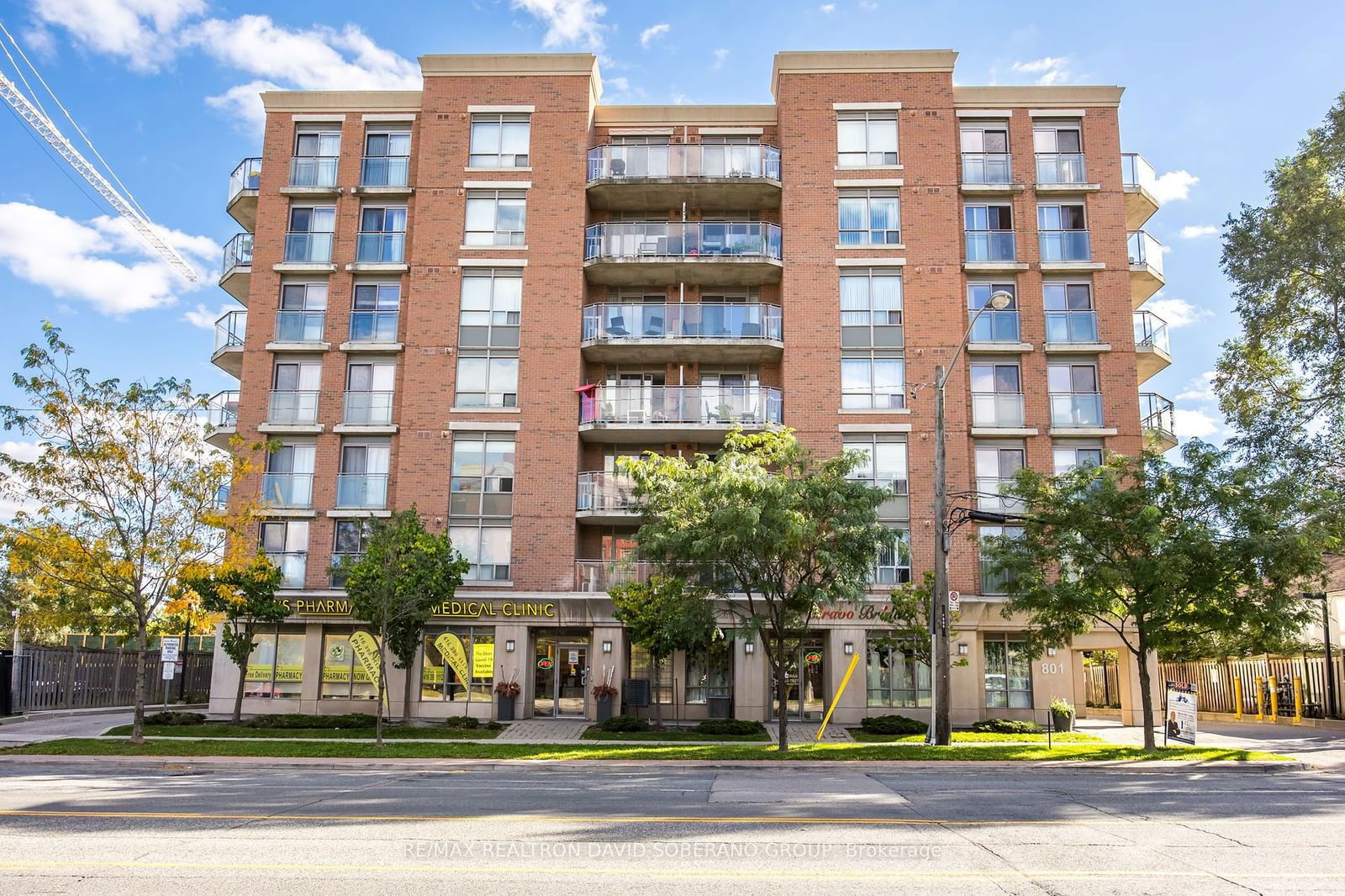 Building in 801 Sheppard Avenue