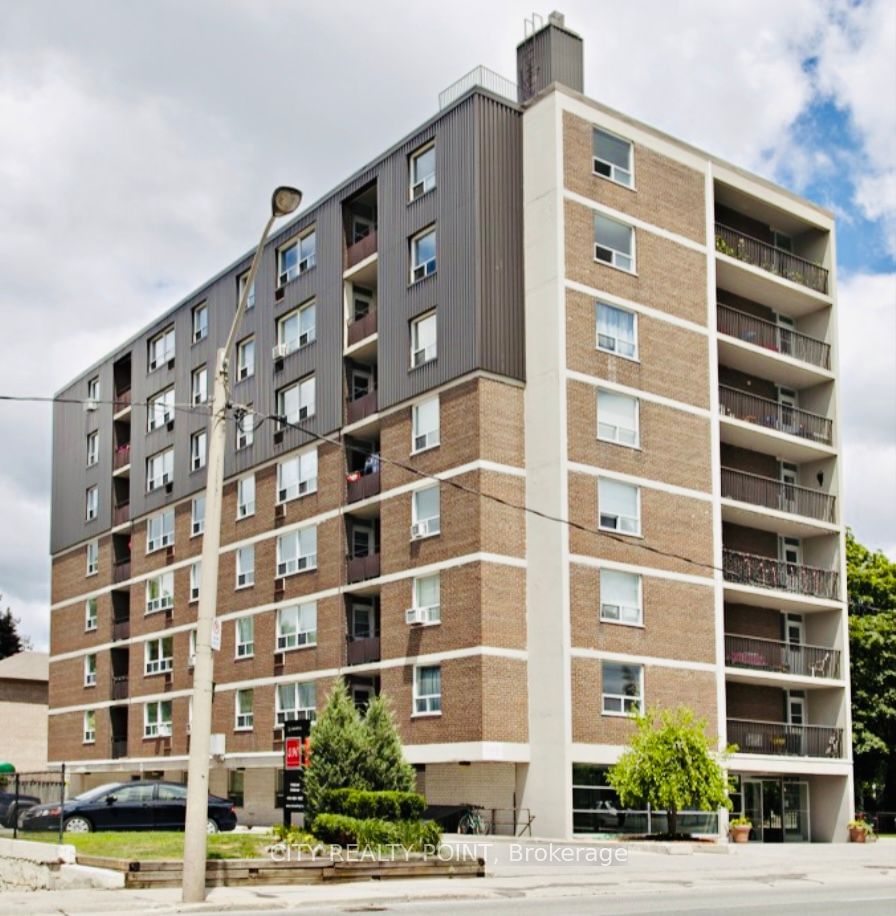 Building in 490 Eglinton Street