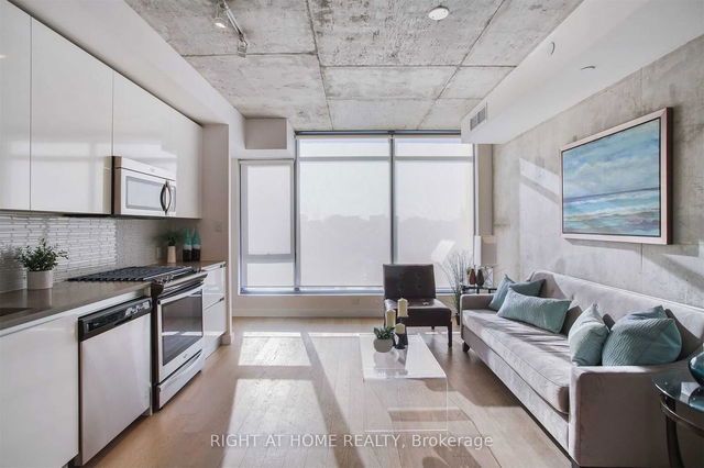 408 - 111 Bathurst Street