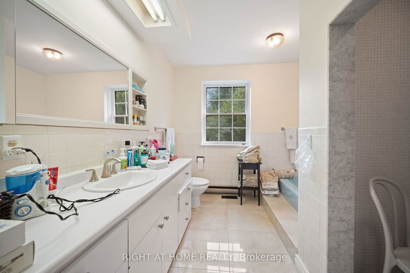 1 Toba Dr  Toronto, M2L 2Y1 | Image 12