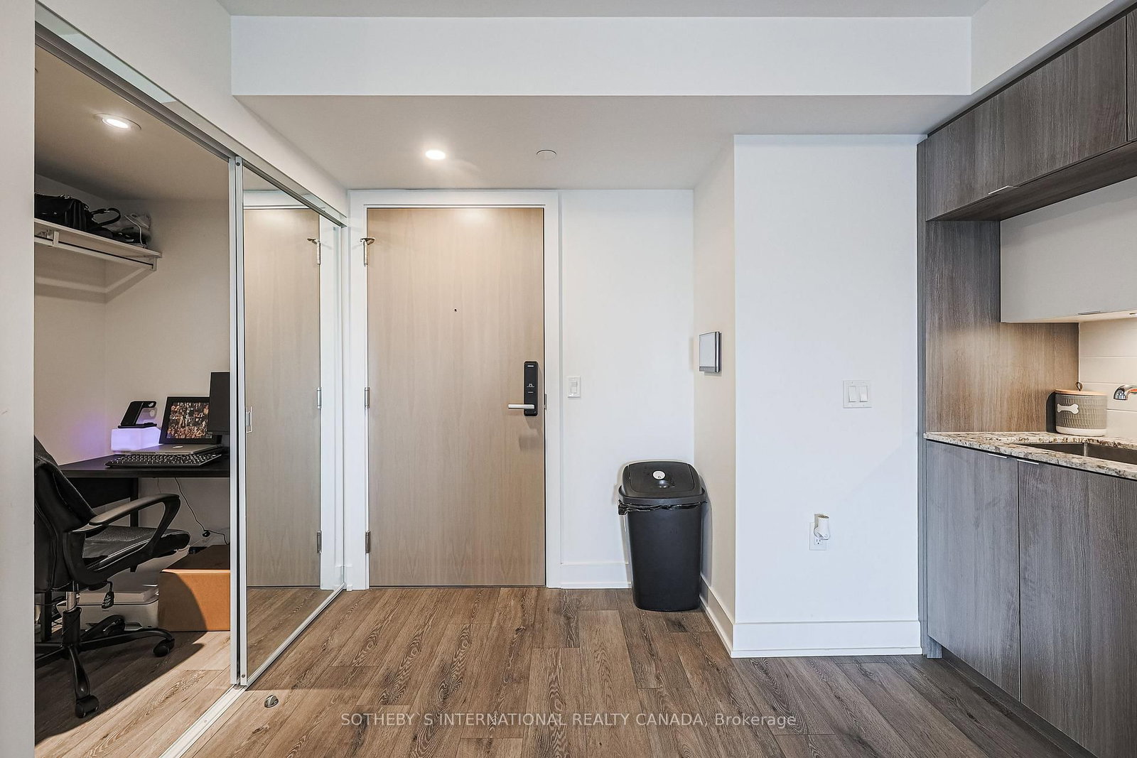 Listing Image 6