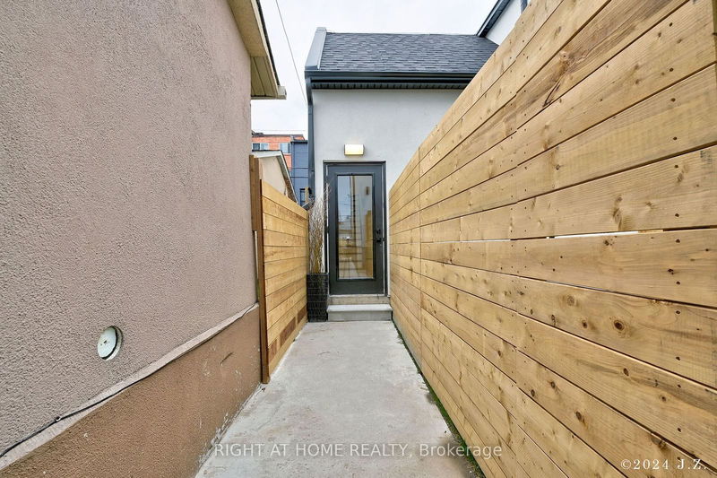 home for lease on CoachHs-50A Lanark Avenue