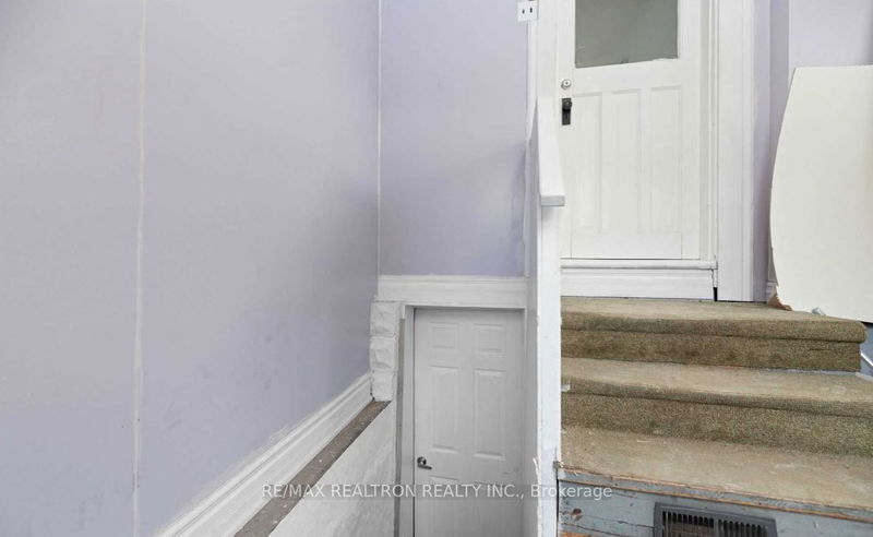home for lease on 471 Vaughan Road