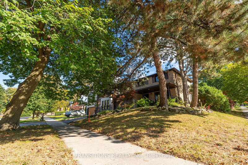 9 Loganberry Cres  Toronto, M2H 3H2 | Image 2