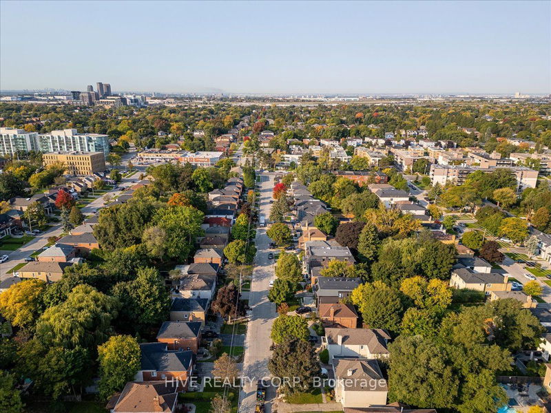 25 Edinburgh Dr  Toronto, M3H 1B5 | Image 16