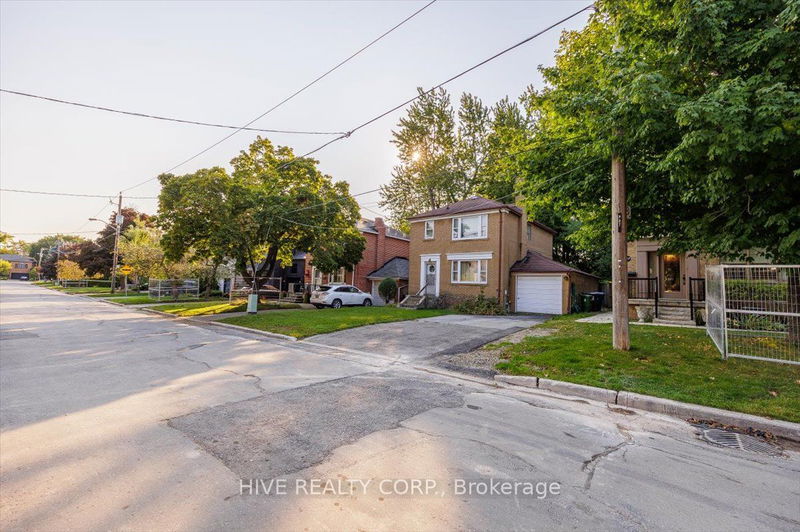 25 Edinburgh Dr  Toronto, M3H 1B5 | Image 3