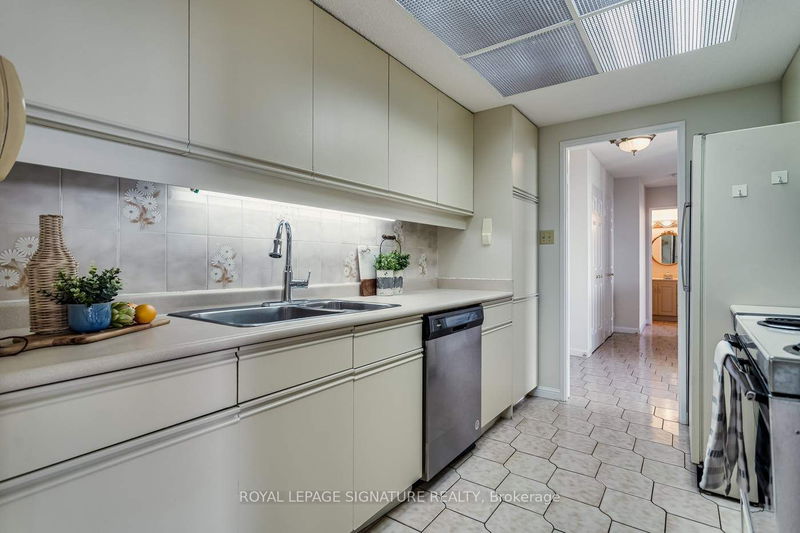  1111 - 3000 Bathurst St  Toronto, M6B 3B4 | Image 10