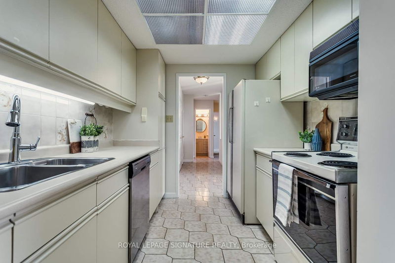  1111 - 3000 Bathurst St  Toronto, M6B 3B4 | Image 11