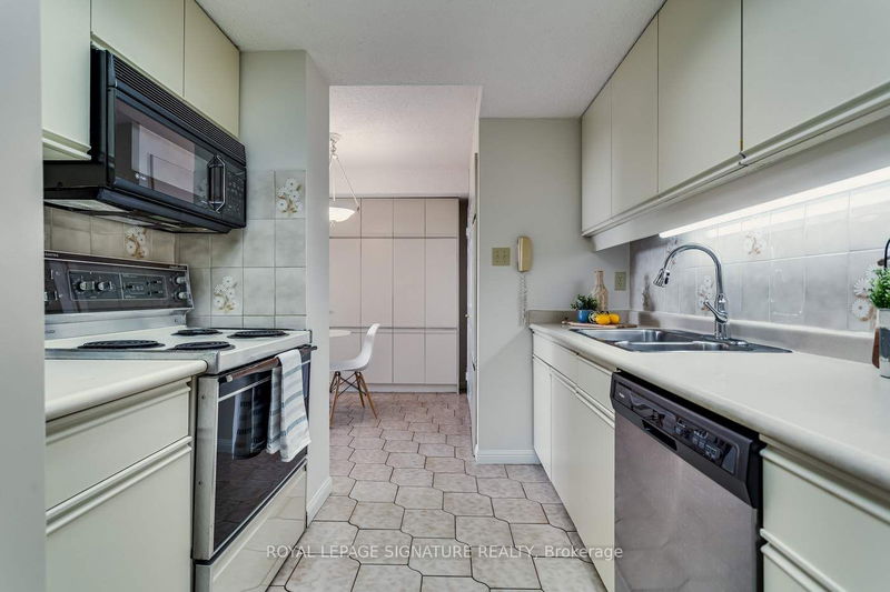  1111 - 3000 Bathurst St  Toronto, M6B 3B4 | Image 9