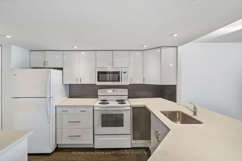  Ph2 - 77 Maitland Pl  Toronto, M4Y 2V6 | Image 4