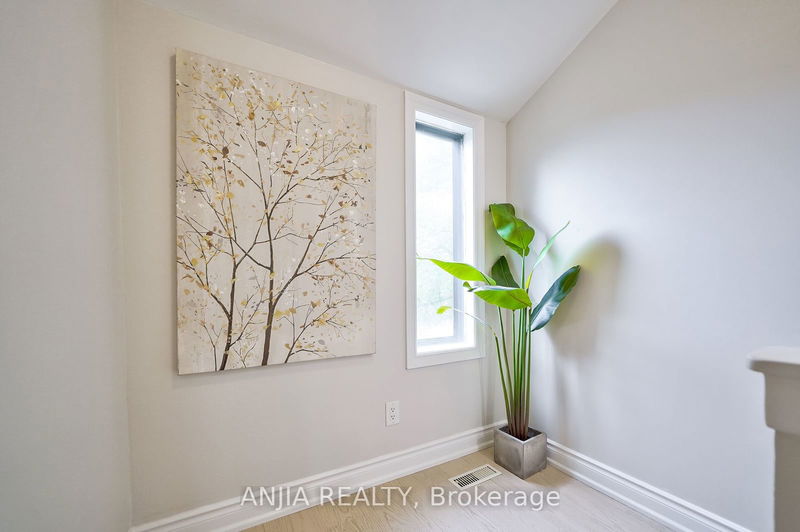 407 Melita Cres  Toronto, M6G 3X2 | Image 19