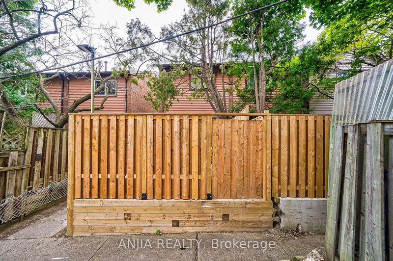 407 Melita Cres  Toronto, M6G 3X2 | Image 37