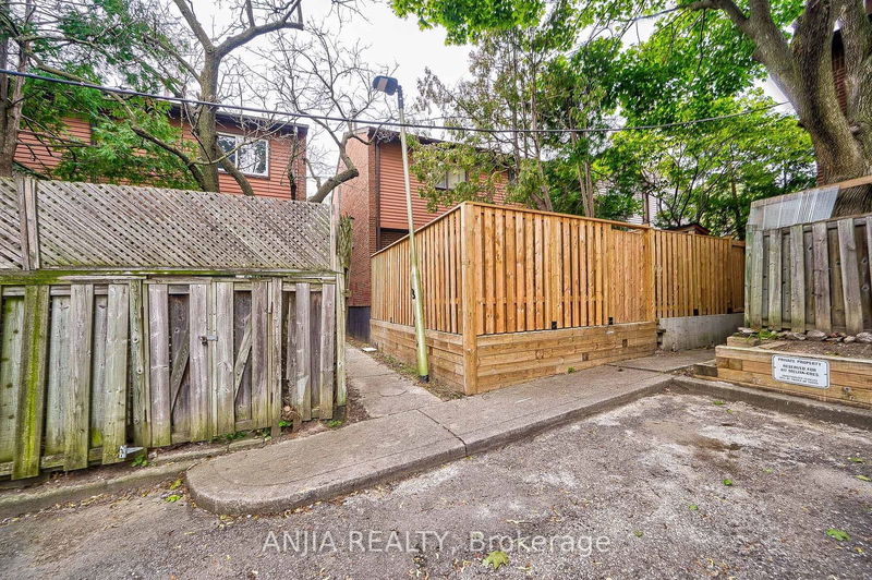 407 Melita Cres  Toronto, M6G 3X2 | Image 38