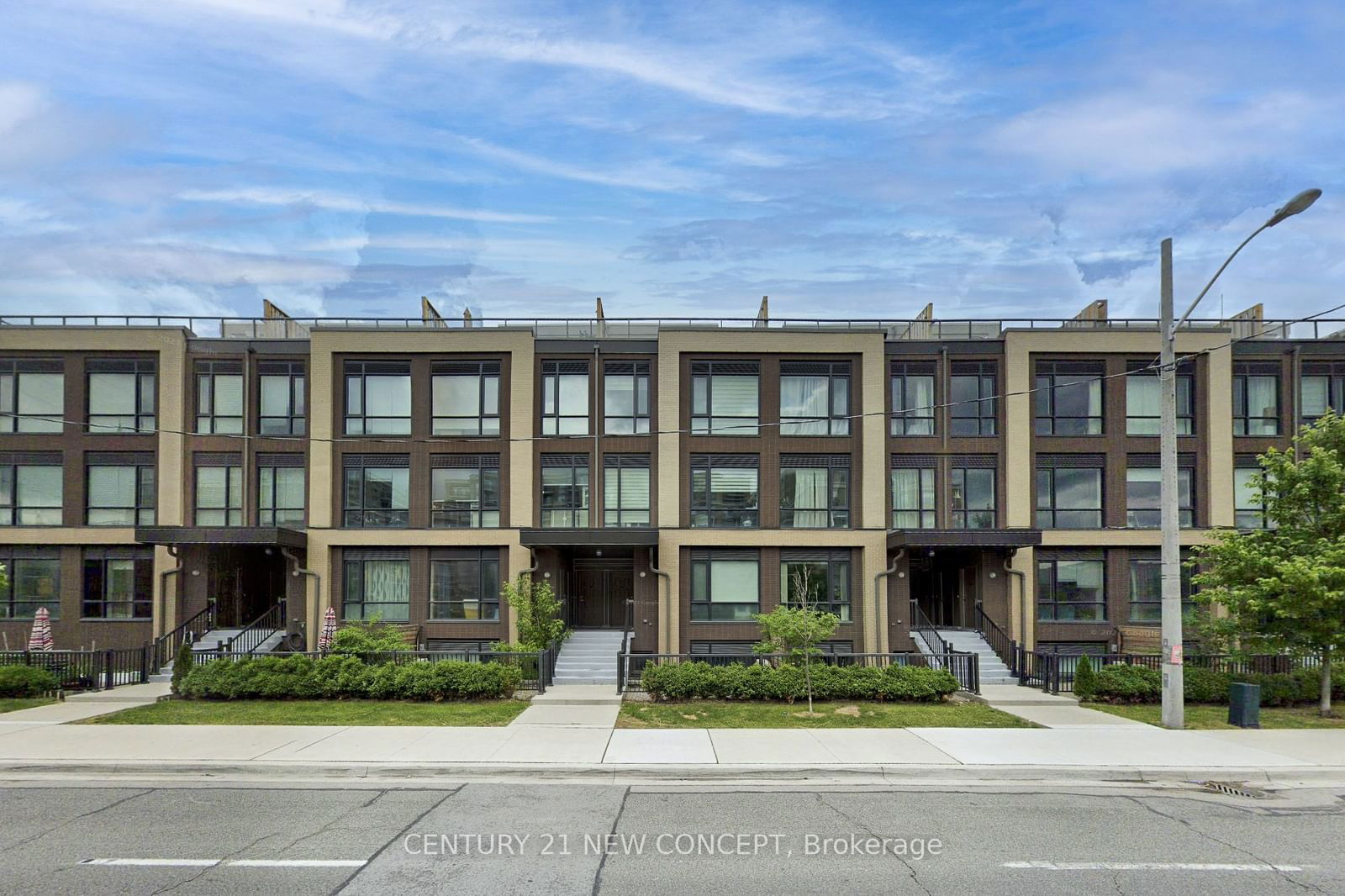 Building in 639 Lawrence Avenue