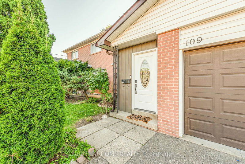 109 Fontainbleau Dr  Toronto, M2M 1P1 | Image 2