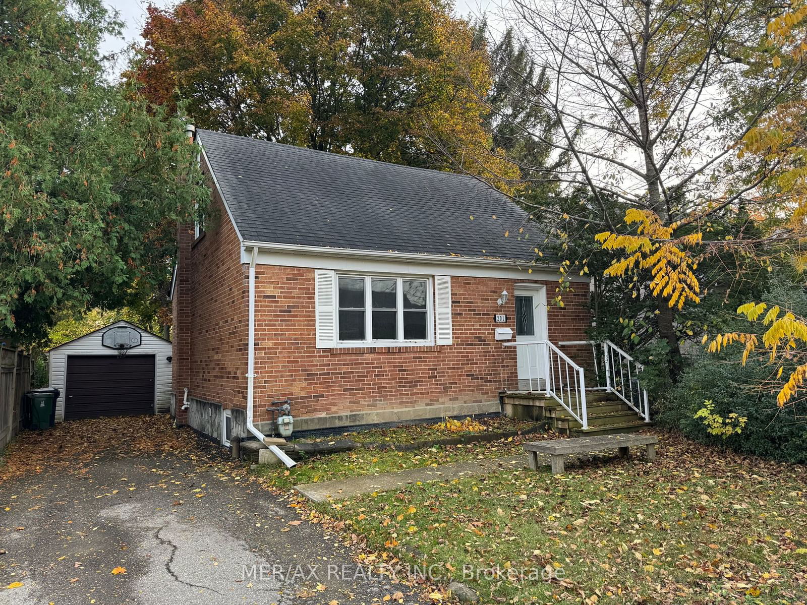 Building in 201 Elmhurst Avenue